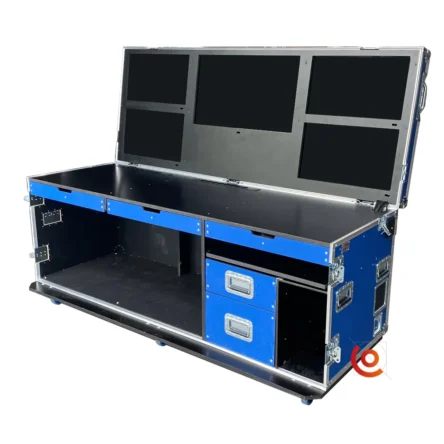 Flight case sur mesure télémétrie 5 écrans bleu motorsport