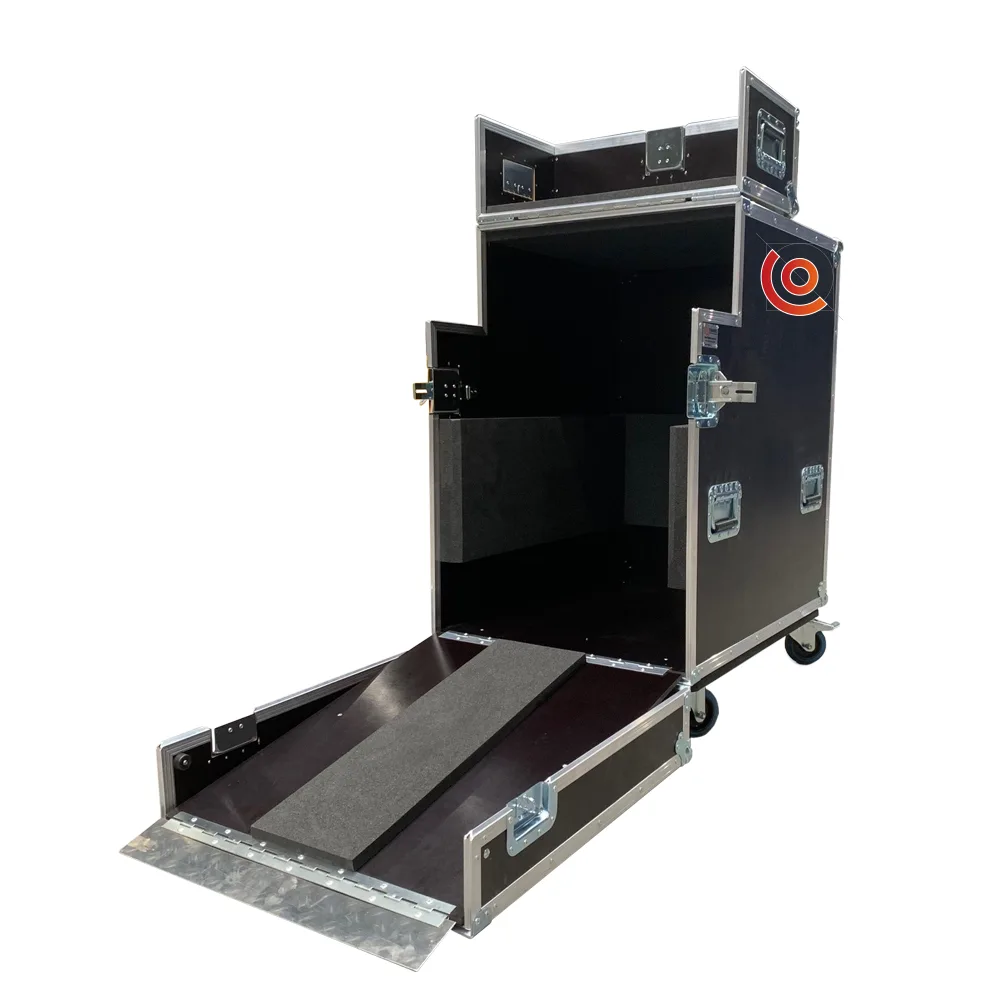 Flight case noir ouvert avec rampe de chargement déployée, sur fond blanc