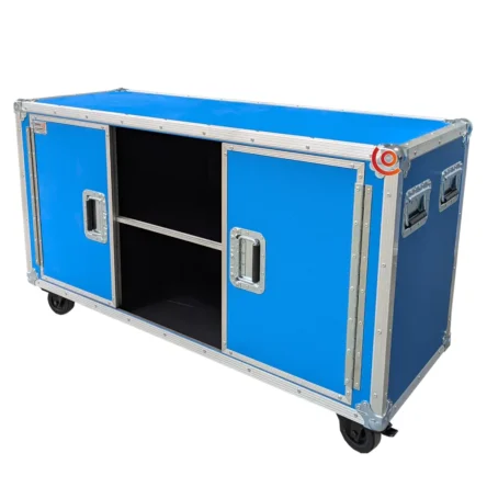 Flight case Meuble TV rectangulaire bleu avec portes et étagères visibles de face.